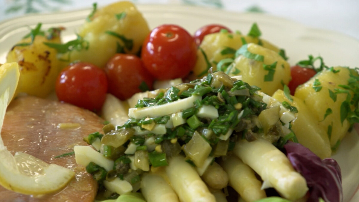 Spargel auf Saiblingsfilet