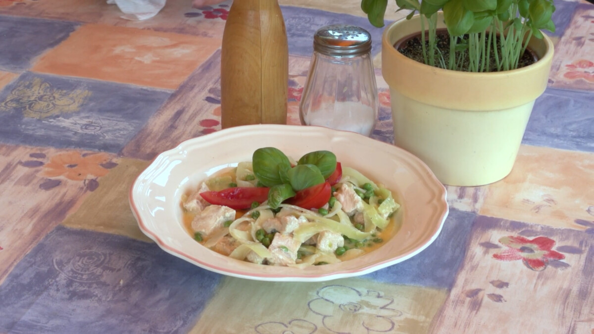 Kohlrabinudeln mit Lachs
