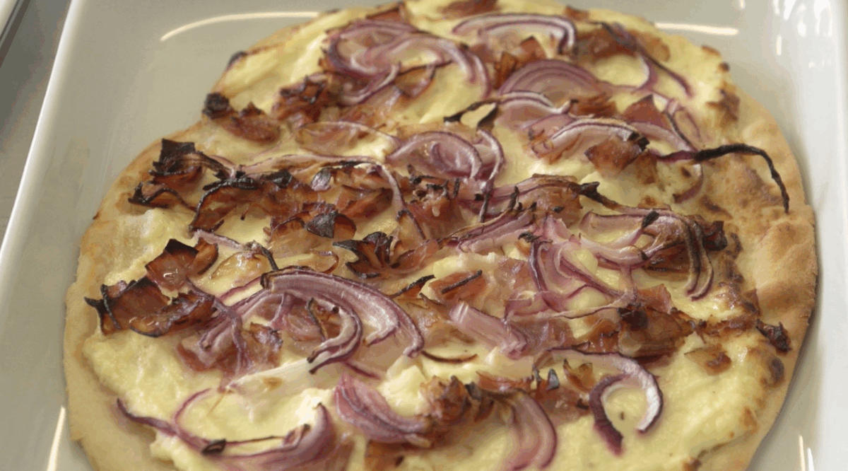 Flammkuchen mit Radieschensalat