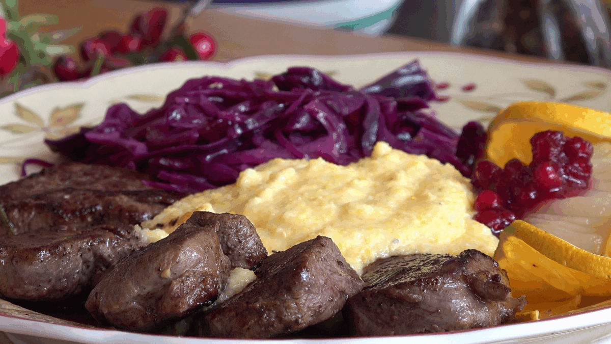 Köstliche Rehrückenfilets mit Blaukraut und Polenta