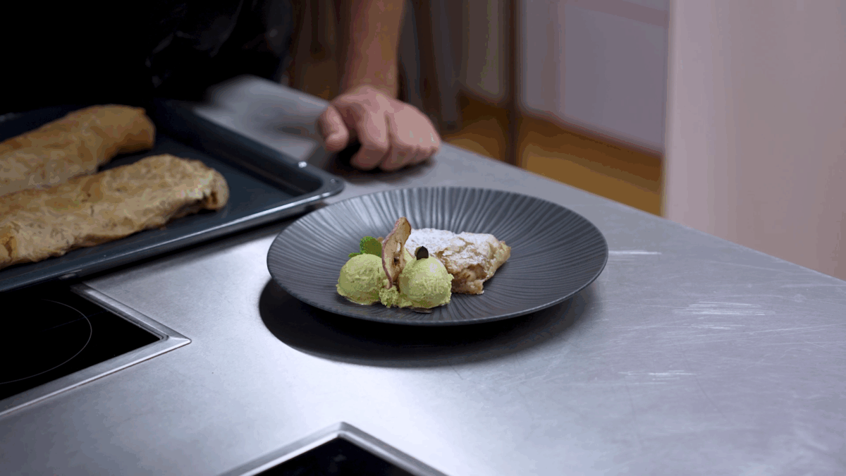 Ausgezogener Apfelstrudel