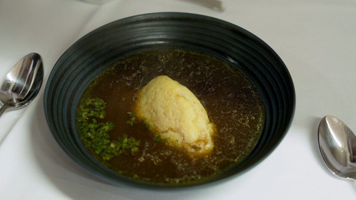 Rinderbouillon mit Grießnockerl