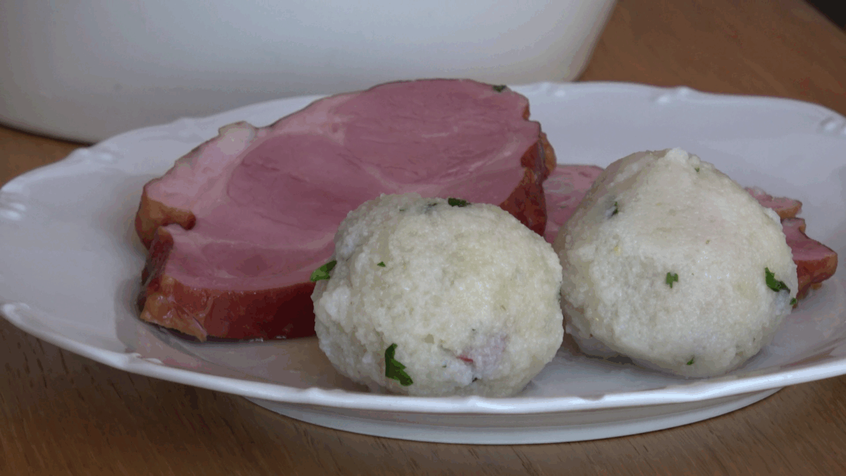 Grießknödel mit Krautsalat und Geselchtem